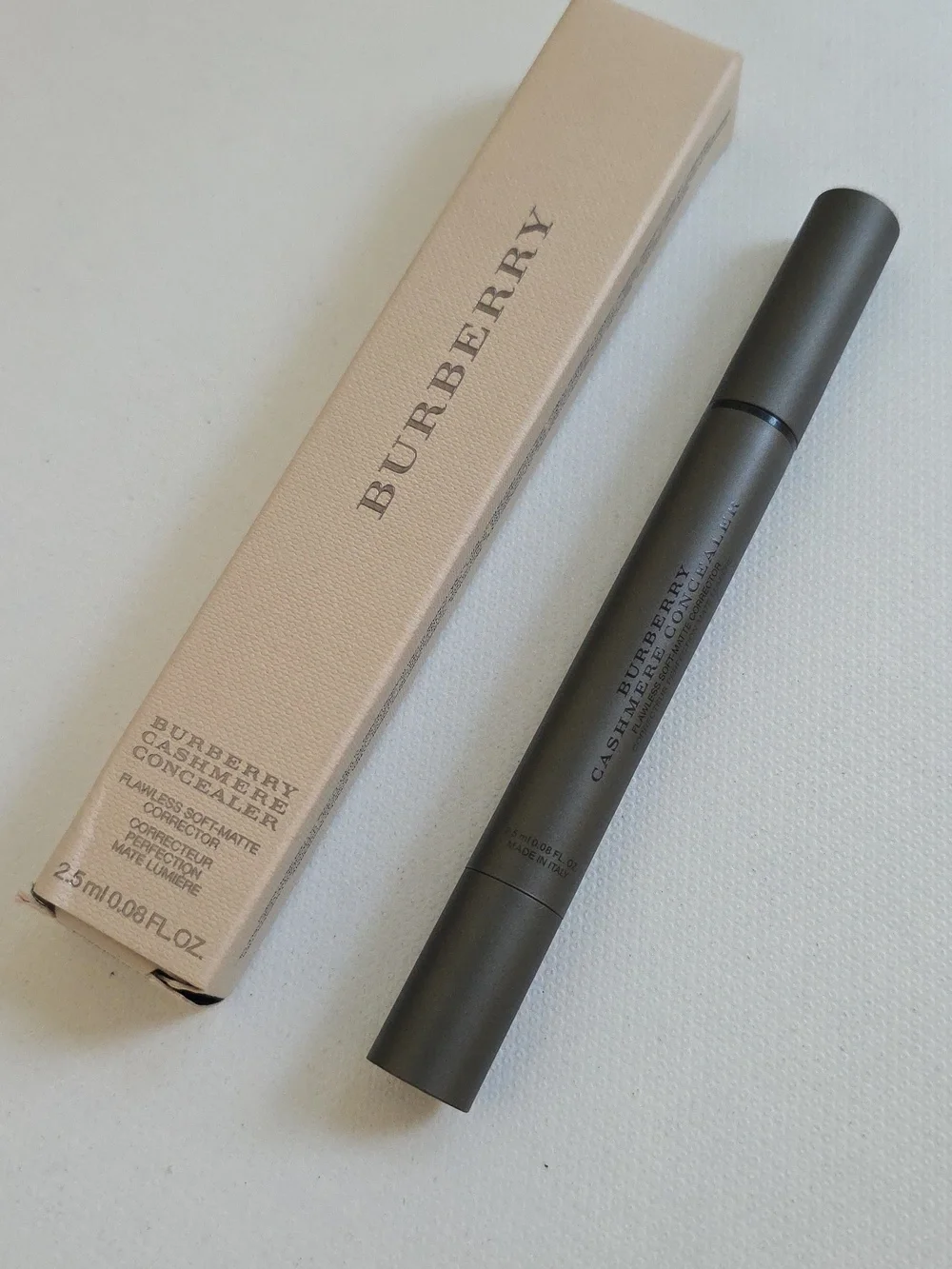 NIB BURBERRY Cashmere Concealer in Ivory No. 00